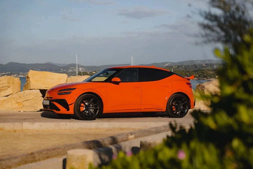 Genesis GV60 Magma, potenza fino a 650 CV e 425 km di autonomia: prezzi e prestazioni - HDmotori.it