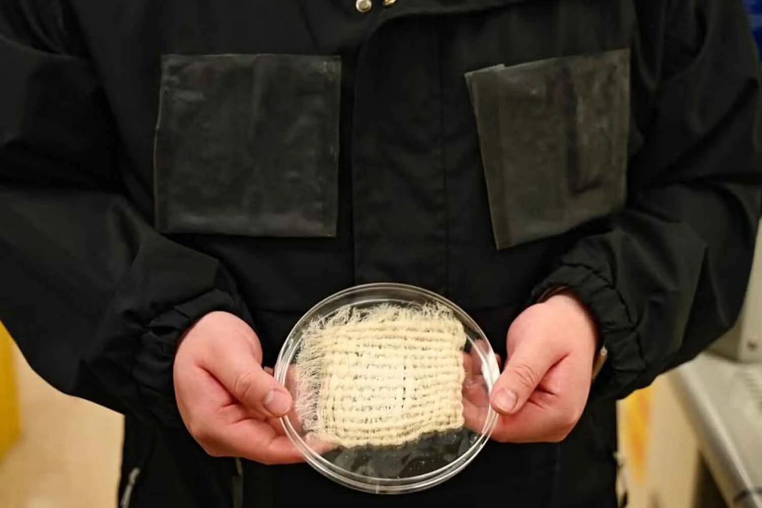 Questa giacca è in grado di estrarre acqua dall’aria: trasforma l’umidità in quasi un litro potabile al giorno