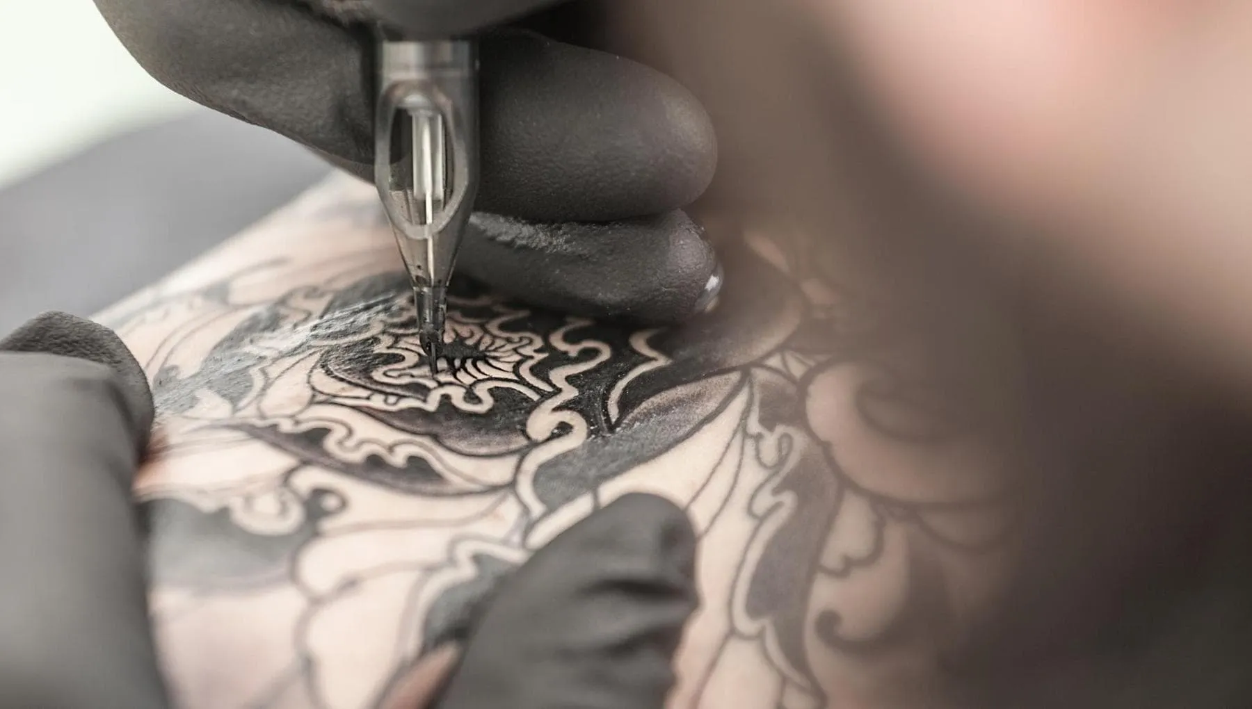 Piombo oltre i limiti, il ministero della Salute fa ritirare un inchiostro per i tatuaggi