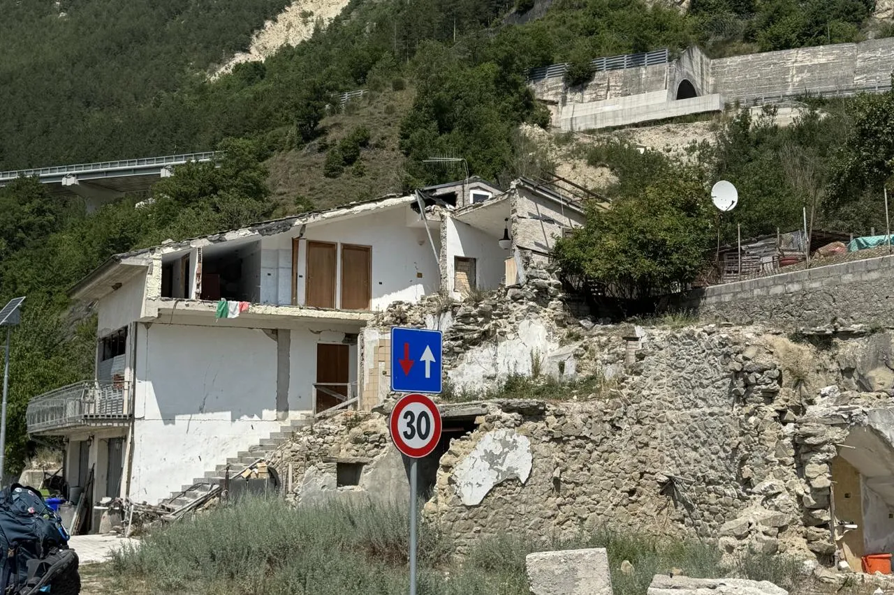 Dieci anni dopo il terremoto, c'è chi ha scelto di restare (e chi non se n'è mai andato): il viaggio a piedi nelle Terre Mutate