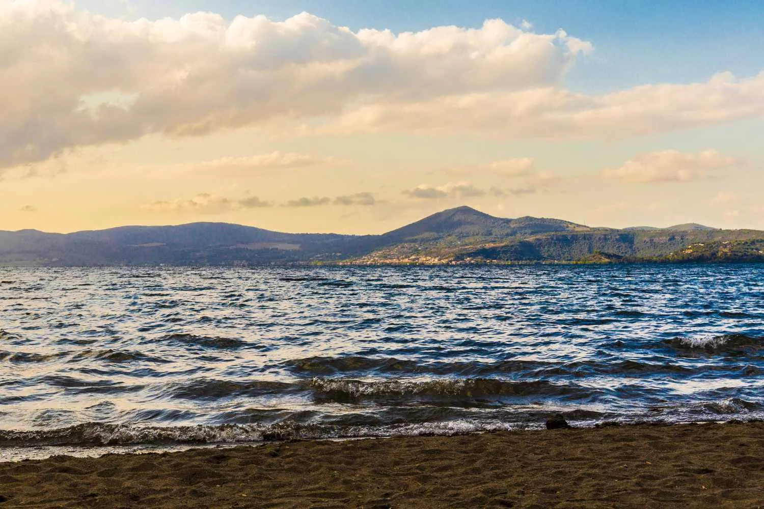 Laghi del Lazio, quali sono quelli dove è meglio NON fare il bagno secondo le rilevazioni di Goletta 2026
