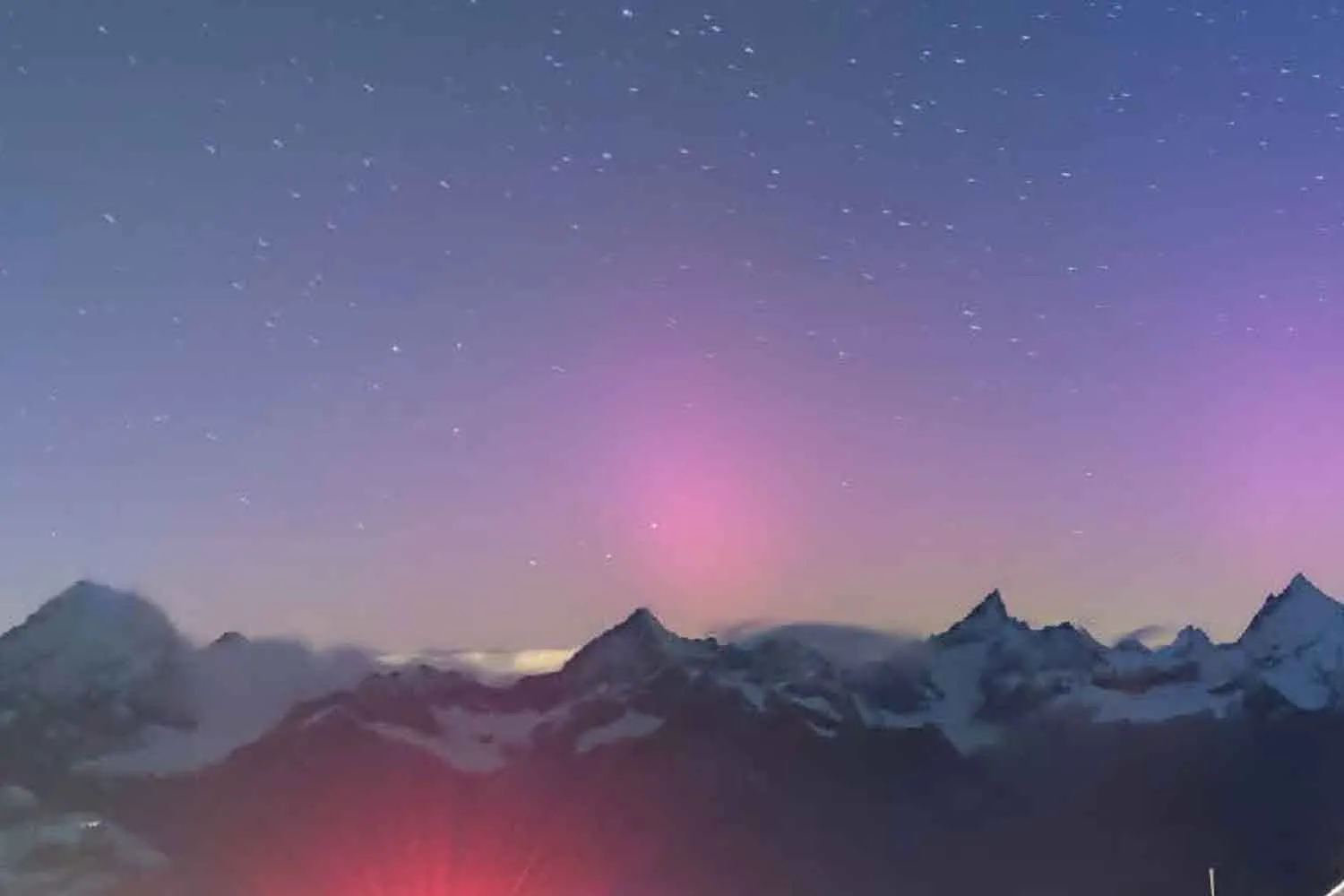 Tempesta geomagnetica G3 in corso: perché anche il cielo delle Alpi si è tinto di rosso