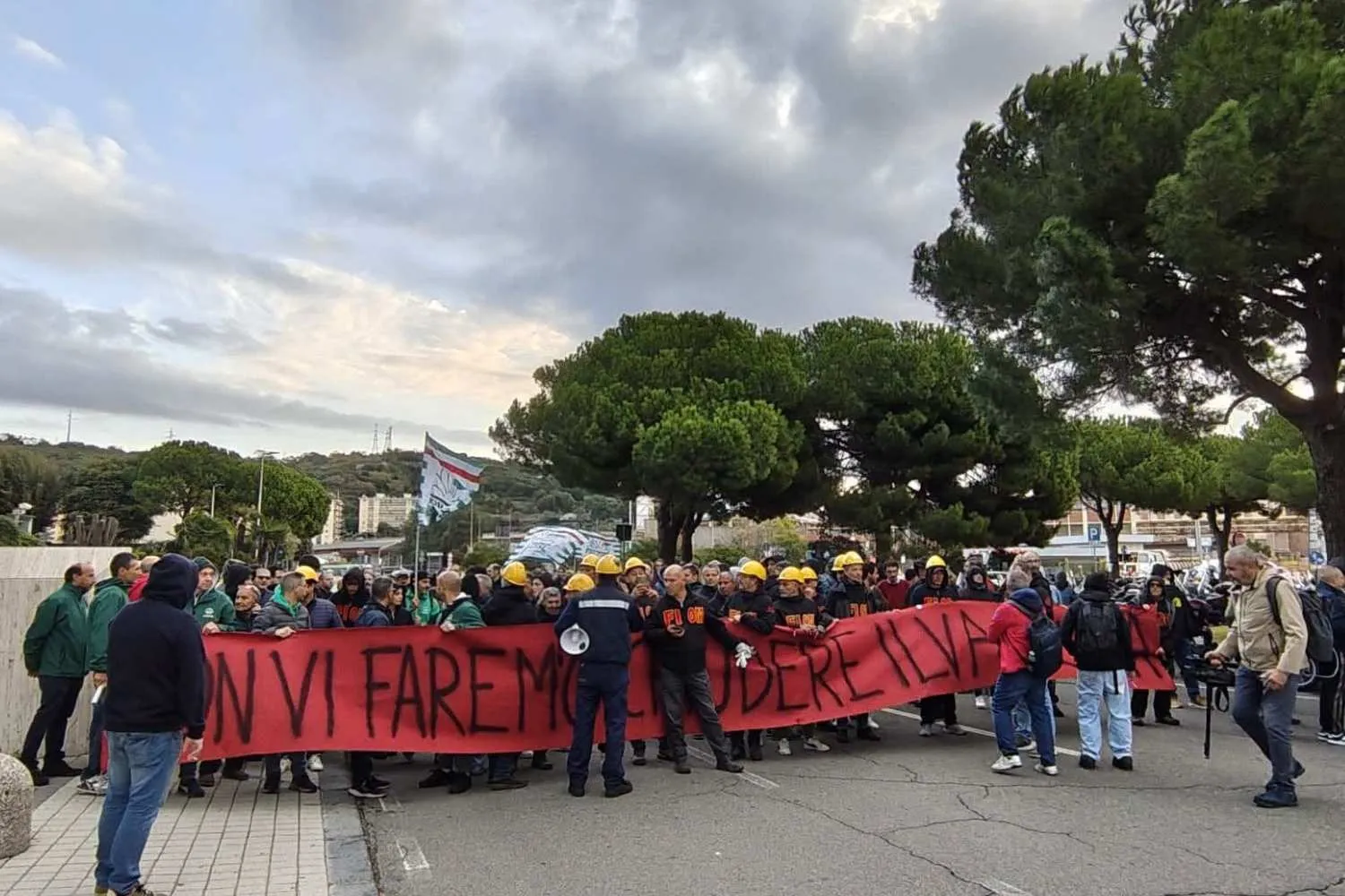 Lavoratori dell’ex Ilva occupano l’aeroporto di Genova: “Vogliamo risposte, il Governo dov’è?”