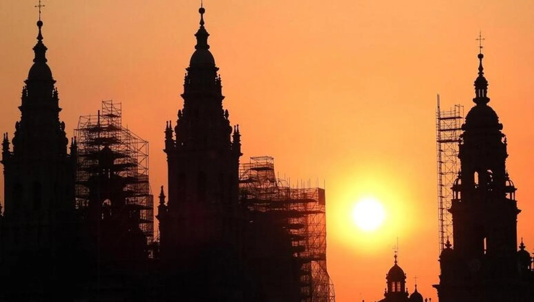 Zaino in spalla ma non solo, 8 consigli per affrontare Santiago di Compostela e gli altri cammini