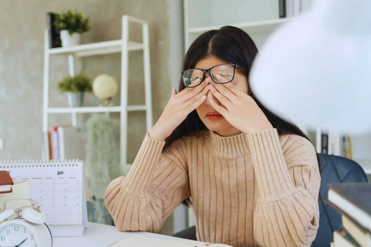 Ti senti sempre stanco, potrebbe non essere stress: i sintomi che confondi con altro (e che non dovresti ignorare) – Ecoblog