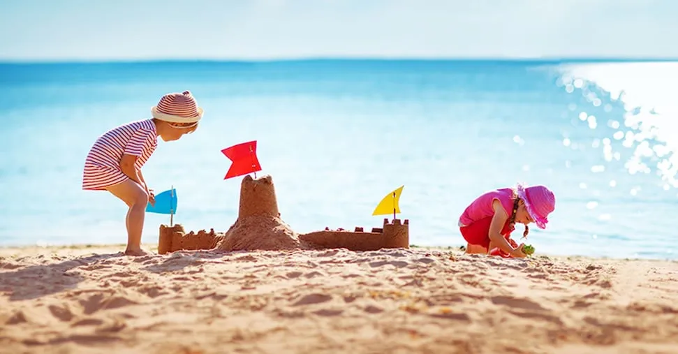 I bambini piccoli non devono stare al sole? Ecco consigli e raccomandazioni per proteggerli