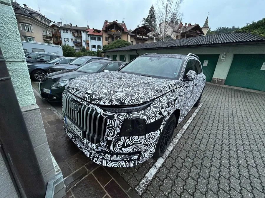 Dietro alla camuffatura si nasconde la nuova Audi RS Q7? Foto spia - HDmotori.it