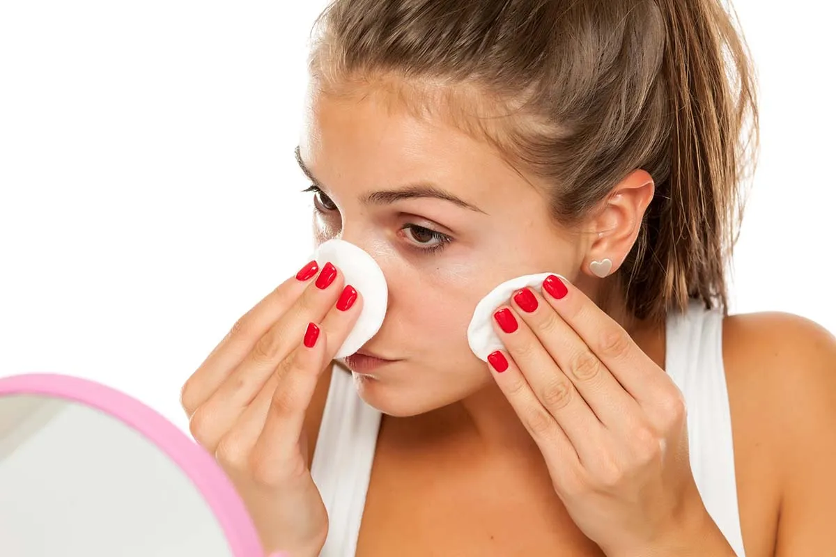 Latte detergente per il viso: questi sono i due peggiori prodotti che puoi comprare al supermercato (e uno non te lo aspetteresti mai)