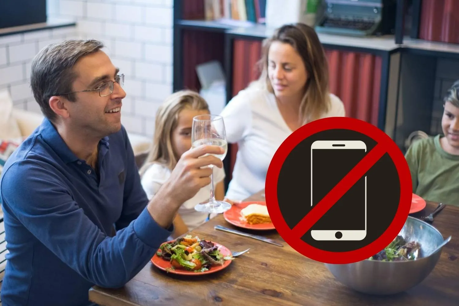 A tavola senza schermi per un mese, in questi ristoranti della Sardegna le famiglie rinunciano al cellulare (per un motivo importante)