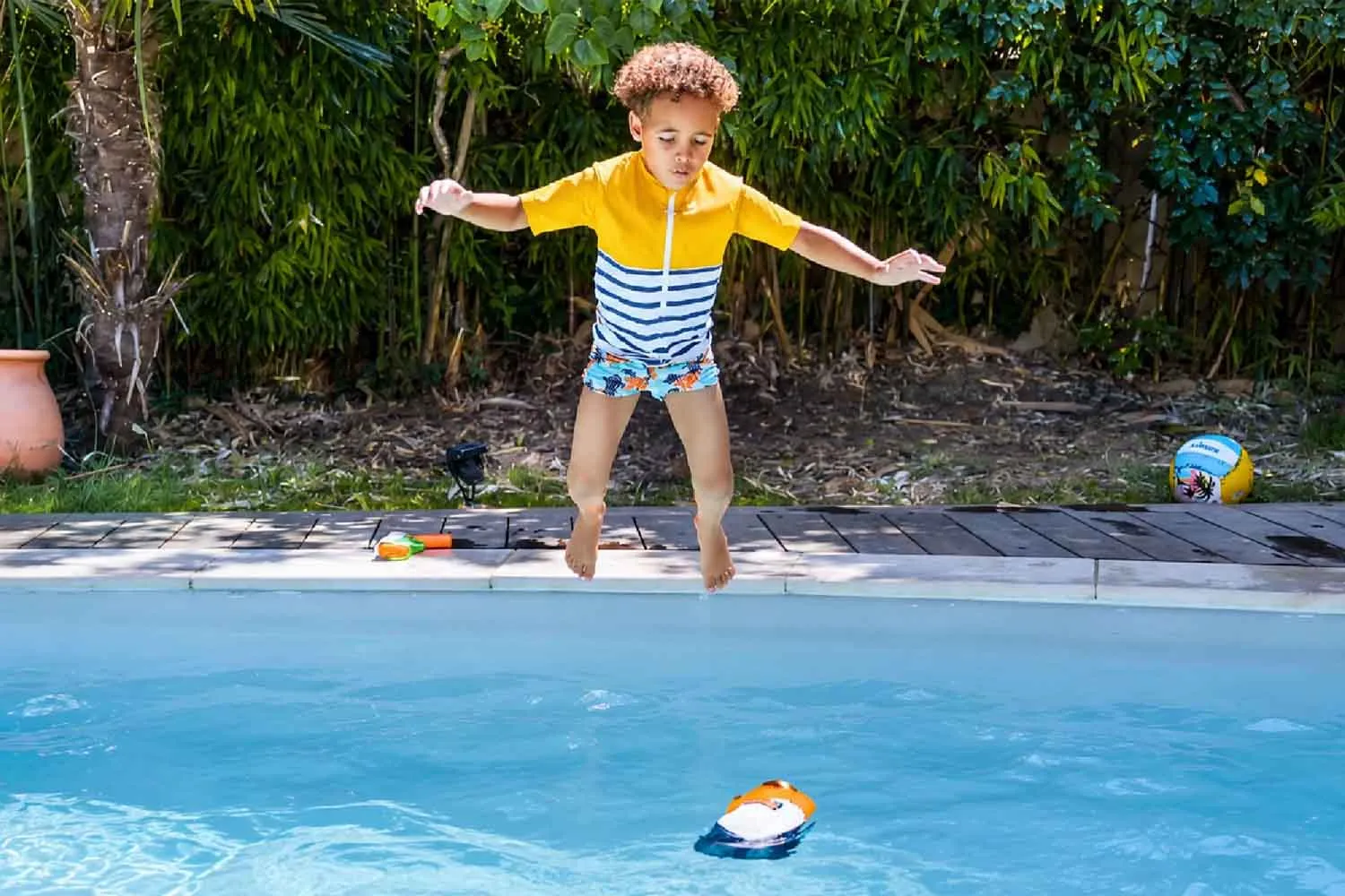 La maglietta antiallagamento che mantiene la testa dei bambini fuori dall'acqua