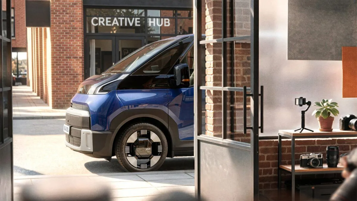 Kia PV7, il nuovo maxi van elettrico si mostra per la prima volta: il teaser - HDmotori.it