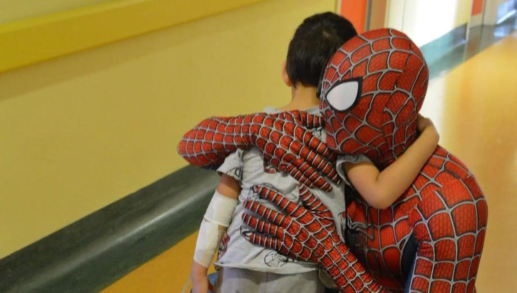 Mattia: “L’infanzia in ospedale per 17 interventi, oggi sono Spiderman per i bambini ricoverati”