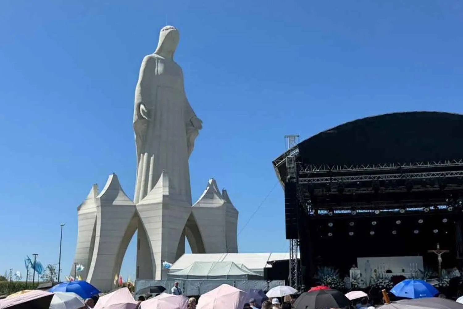 La Madonna più alta d’Europa svetta in un minuscolo villaggio: la statua appena inaugurata supera il Cristo di Rio
