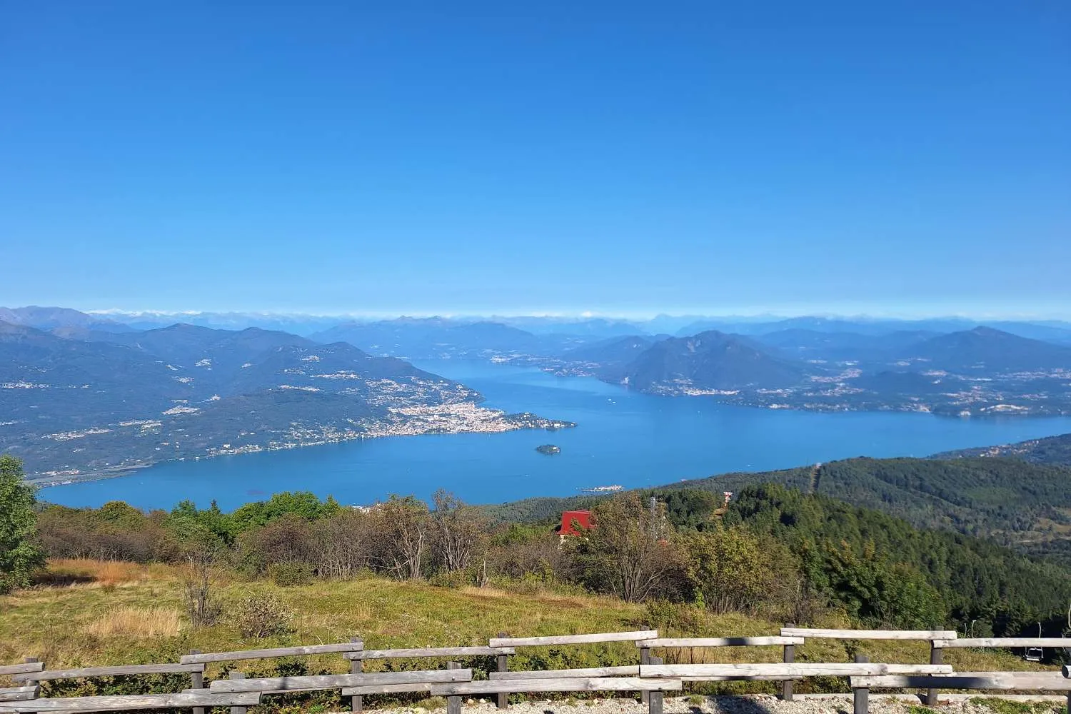 Siamo saliti in cima al Mottarone e ti spiego perché vale la pena affacciarsi almeno una volta nella vita dalla “terrazza dei sette laghi”