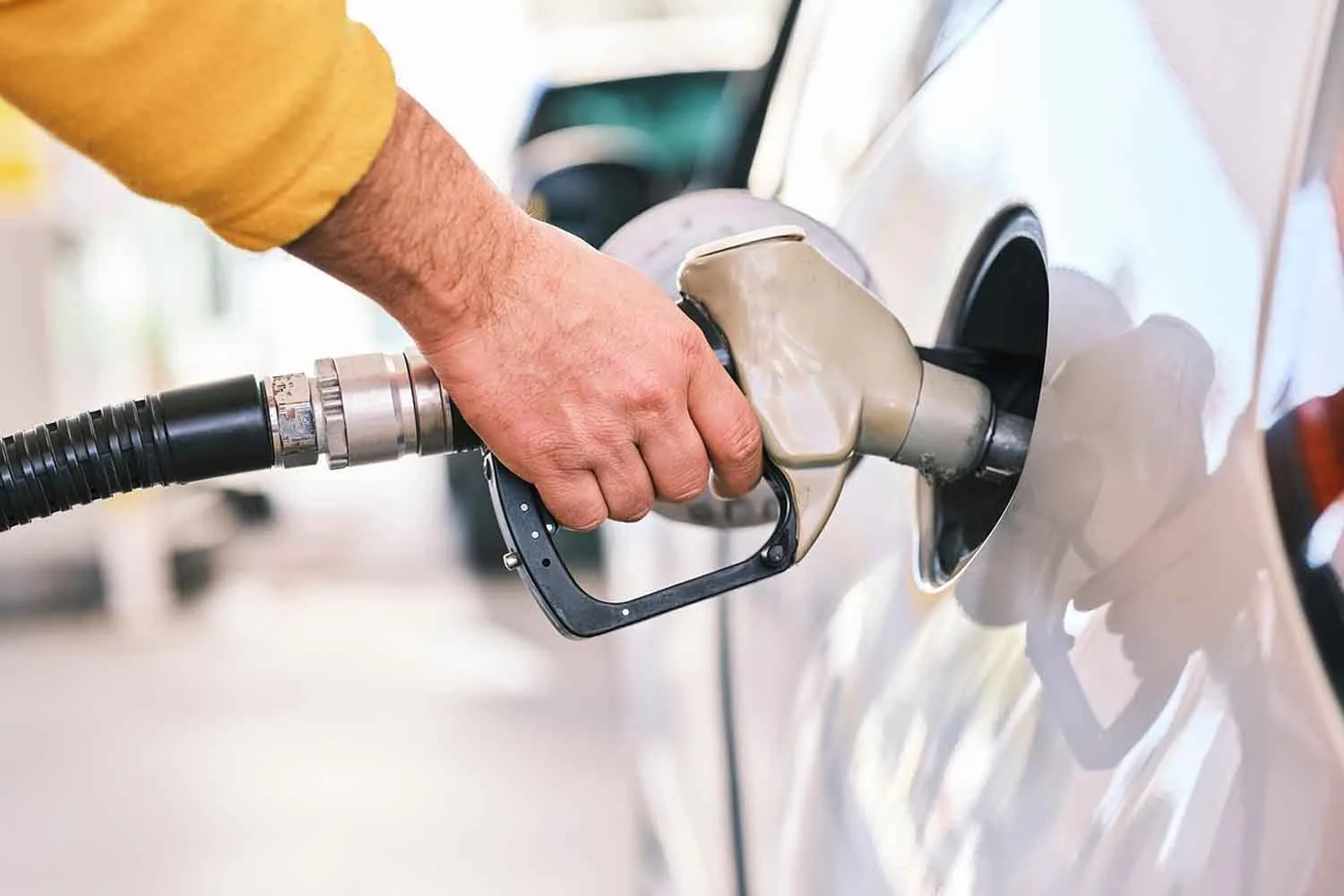 Perché il nostro cervello odia così tanto fare benzina (soprattutto quando aumentano i prezzi del carburante)?