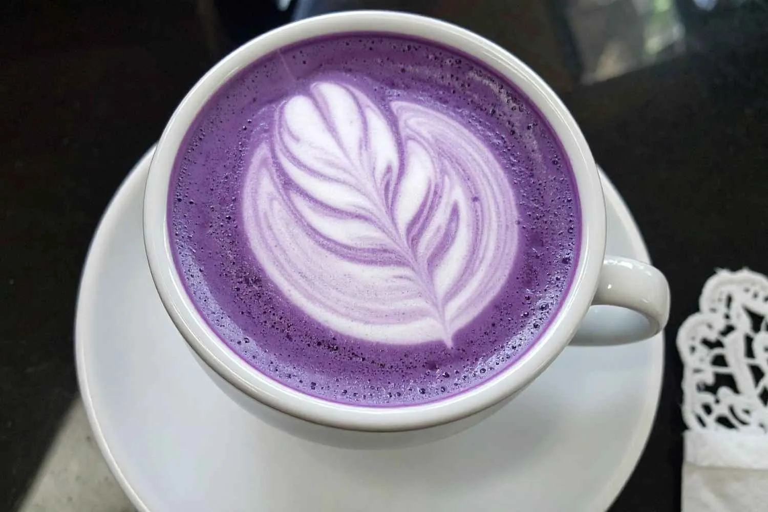 Hai mai assaggiato l'Ube latte? Com'è fatta la bevanda viola che sta conquistando i social (e che fa concerrenza al matcha)