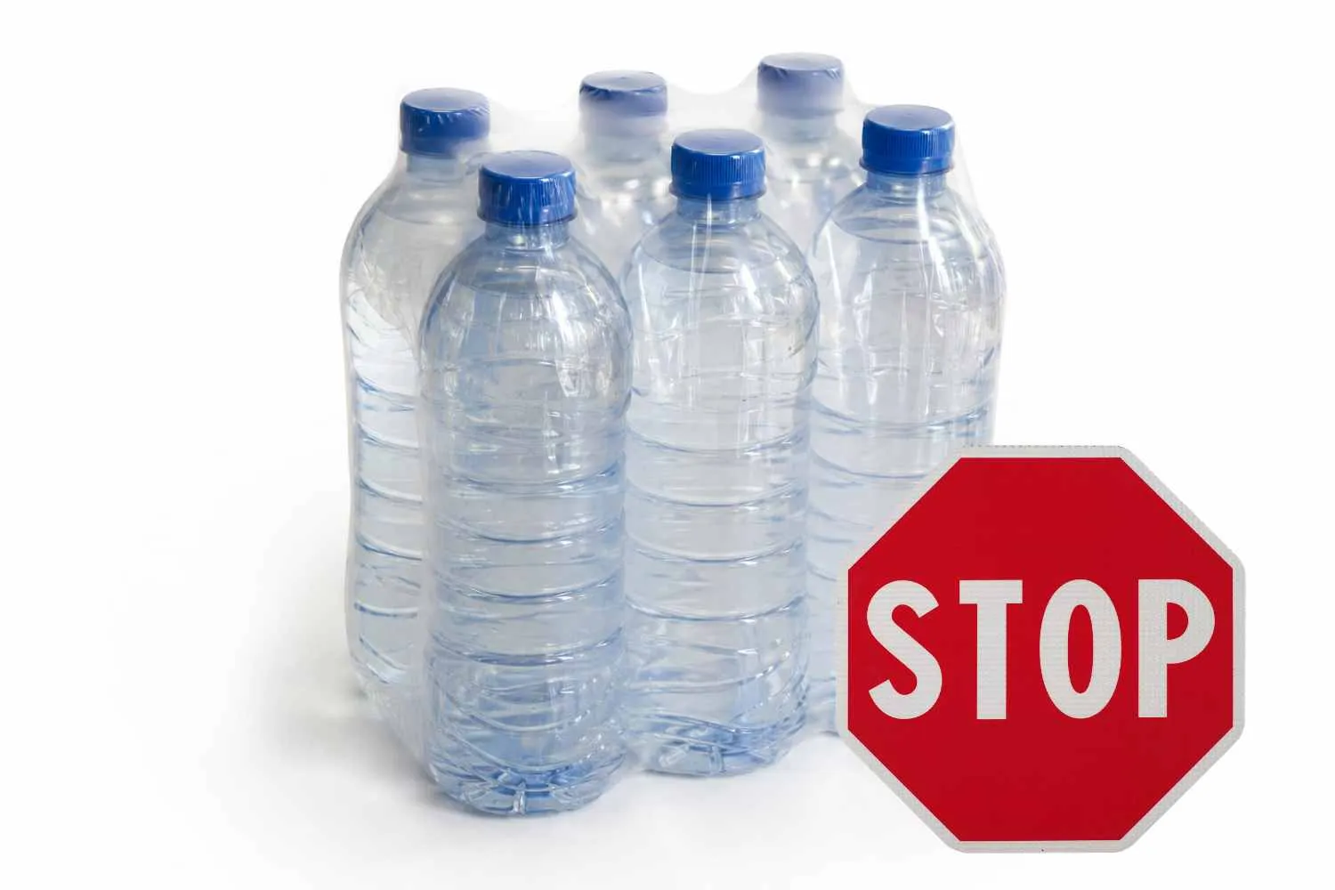 Stop alle confezioni d'acqua da 6 bottiglie? Cosa prevede davvero il regolamento UE sugli imballaggi