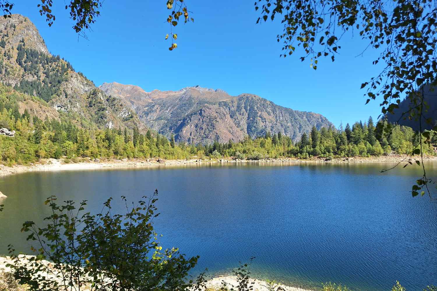 In Piemonte c'è un lago spettacolare che cambia colore a ogni passo: ti porto sul sentiero panoramico ad anello in cui devi attraversare anche una cascata