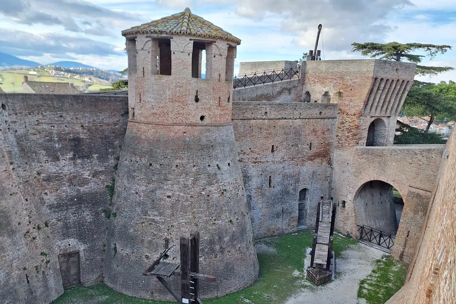 Ti porto alla scoperta delle Marche più nascoste: 4 borghi senza tempo che ti lasceranno senza fiato