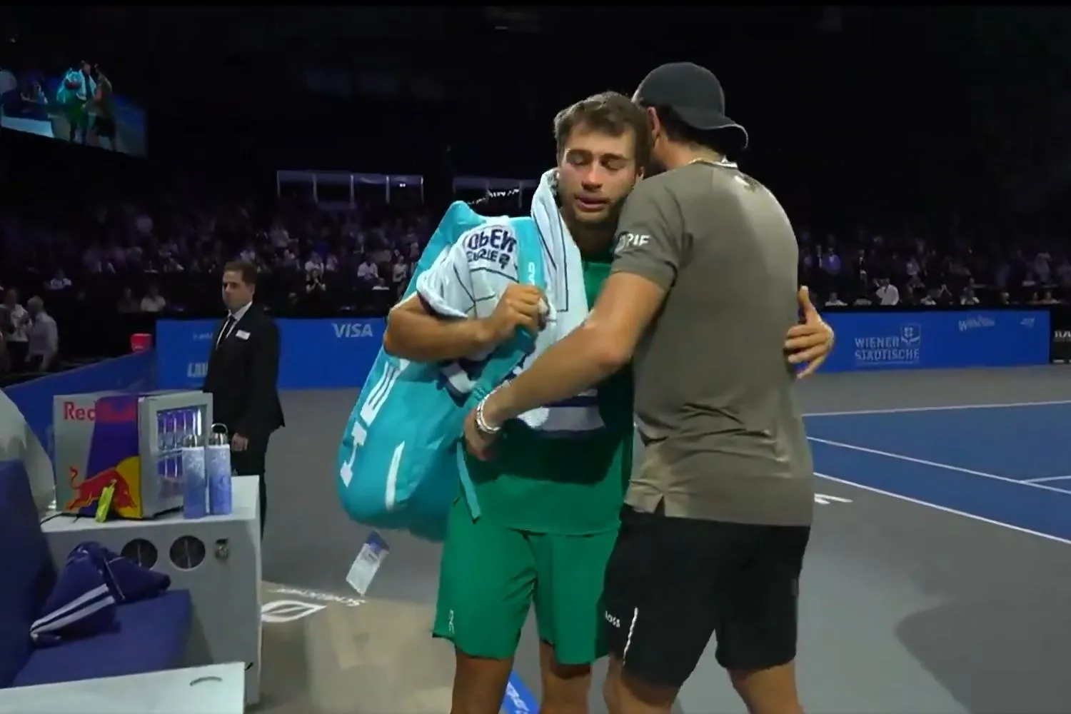 Cobolli in lacrime per il ritiro dall’ATP 500 di Vienna, Berrettini lo consola e lo abbraccia: questo è il volto più bello dello sport