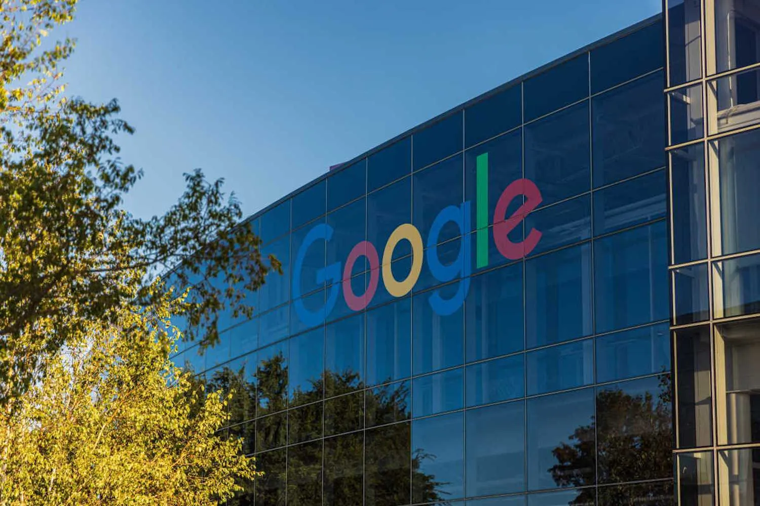 La UE sanziona nuovamente Google: 2 maxi-multe per un totale di 890 milioni di euro