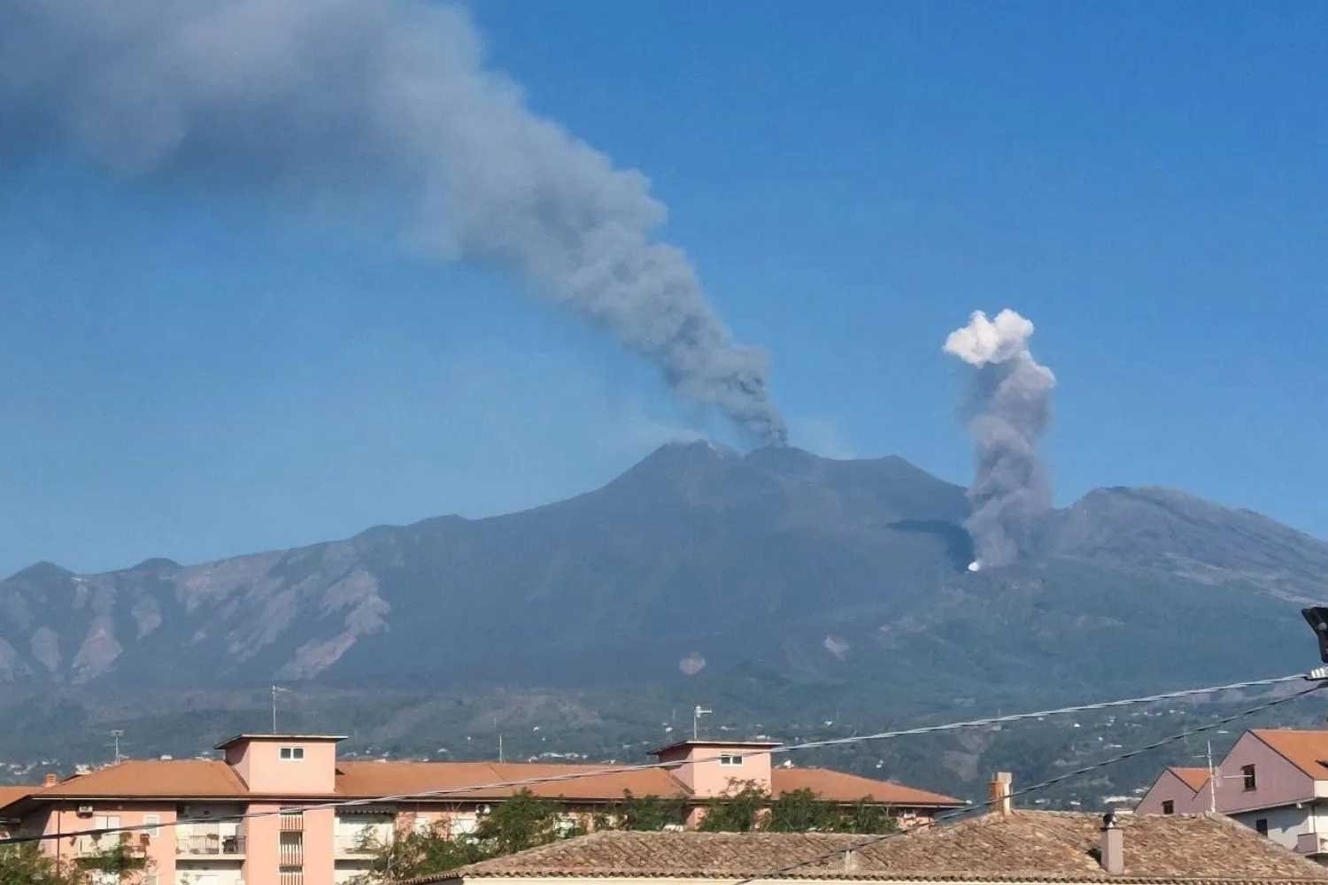 Si apre una nuova bocca sull'Etna: voli limitati a Catania (e un escursionista muore colpito da un fulmine sul vulcano)