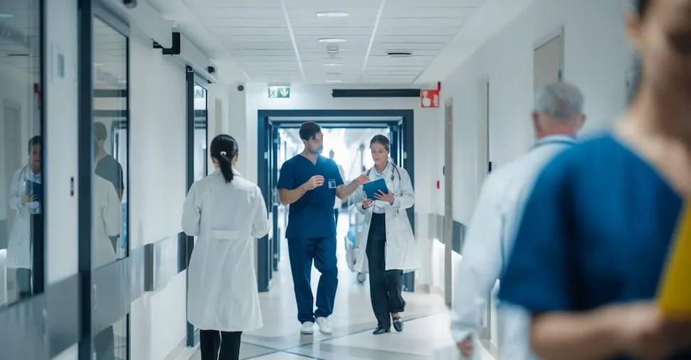 Corsie deserte: ogni giorno 10 medici in fuga  prima della pensione e 5 vanno all’estero