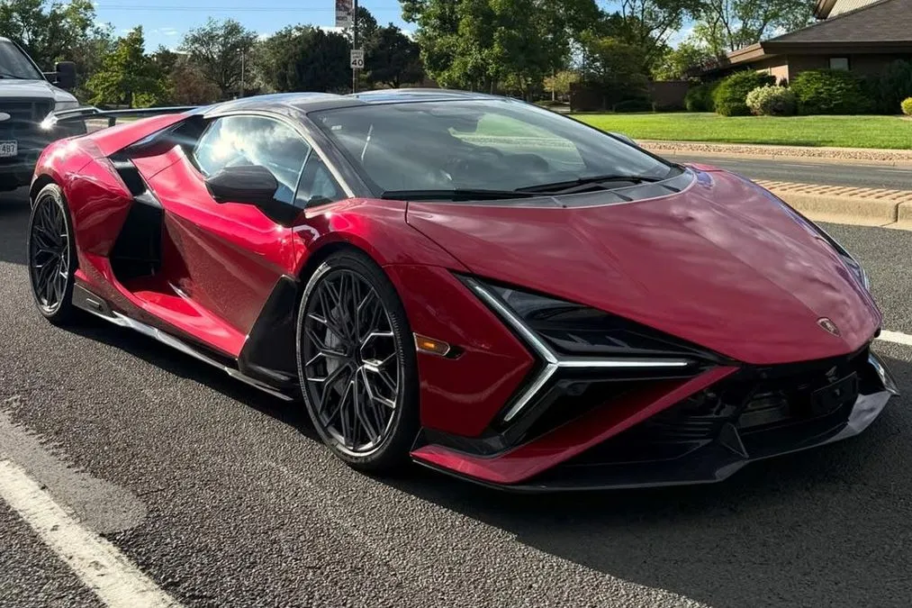La nuova Lamborghini Revuelto da 1065 CV paparazzata in strada: dettagli unici - HDmotori.it