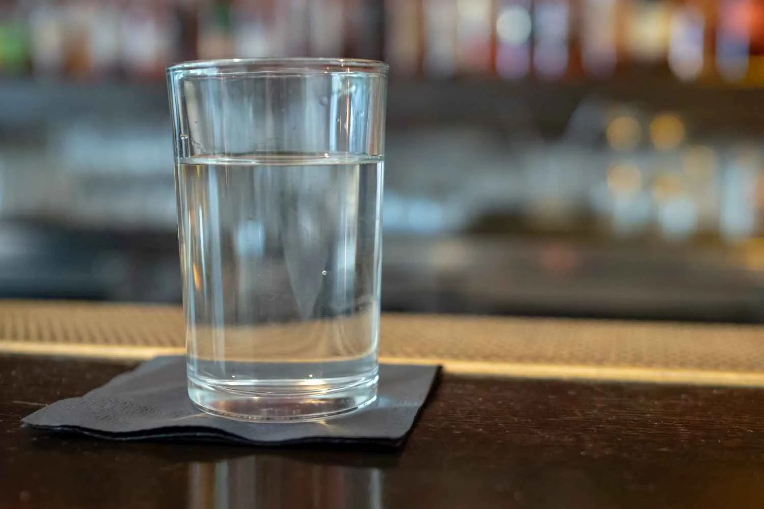 Acqua servita nei bar e ristoranti nel mirino dei Nas, scoperte irregolarità nel 54% dei locali: scattano sequestri e multe