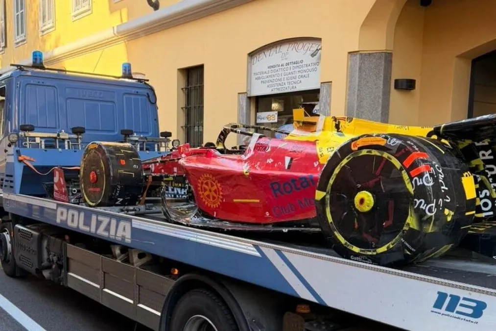 Monza, la monoposto dei sogni finisce sul carro attrezzi della Polizia di Stato - HDmotori.it