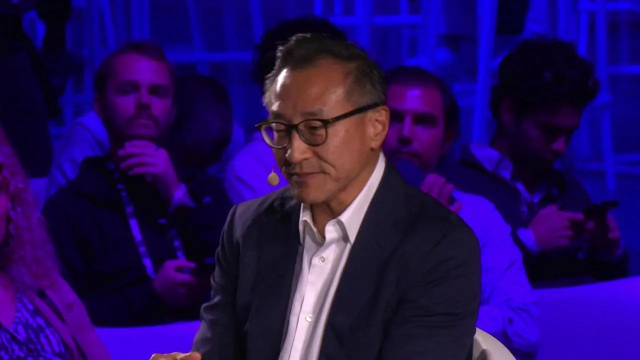 Wave 2026, Joe Tsai (Alibaba Group): "L'IA aperta garantisce indipendenza tecnologica"