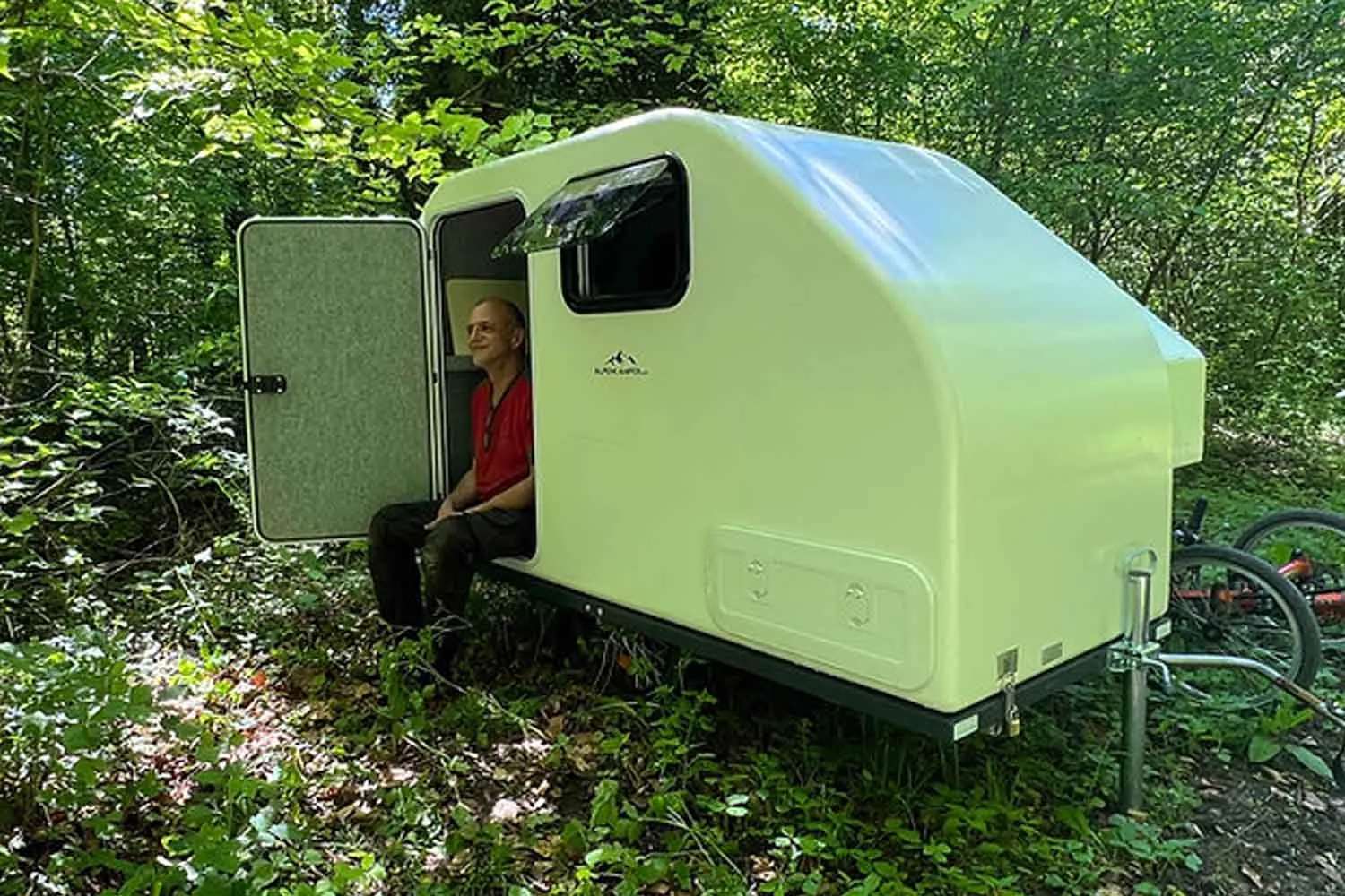 La mini-roulotte da bicicletta che vuole rivoluzionare il clicloturismo: pesa 52 kg e rimane comoda per 2 persone