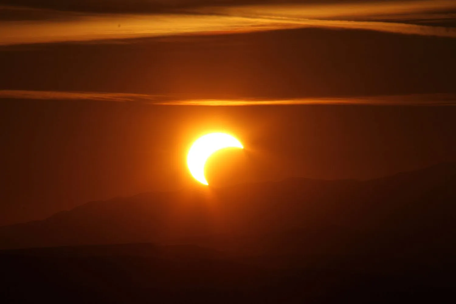 Tutti pronti per l'eclissi solare: a che ora sarà e il trucco dello scolapasta (se non hai gli occhiali protettivi)