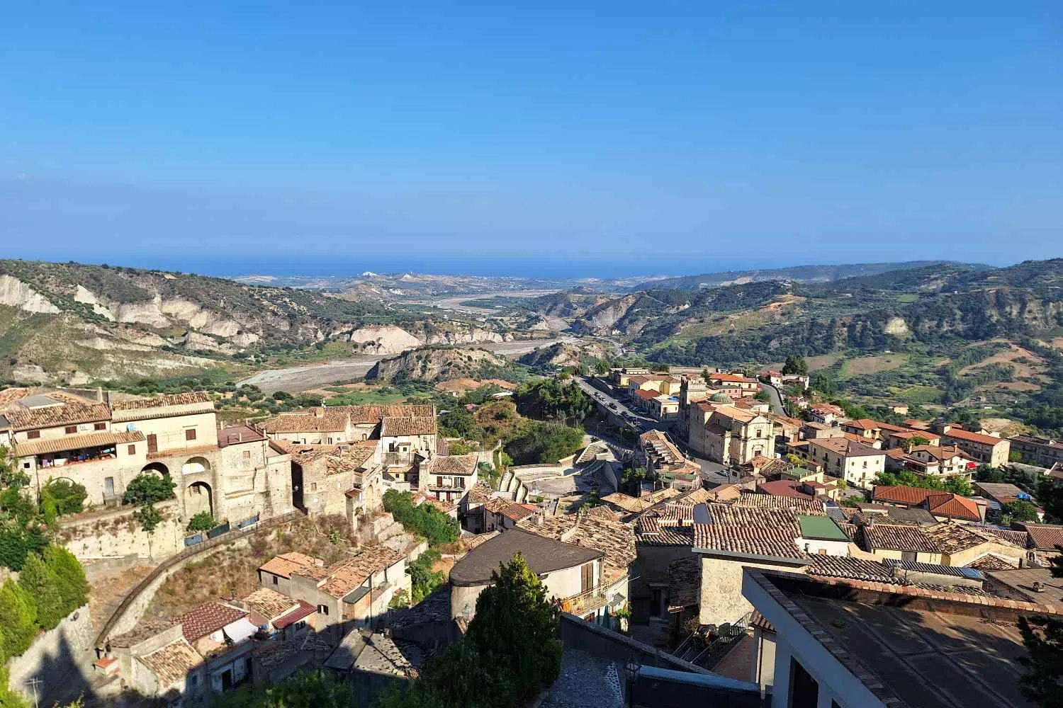 Il nostro viaggio a Stilo, il più bel borgo bizantino della Calabria affacciato sul mare (che ha ispirato la Città del Sole)