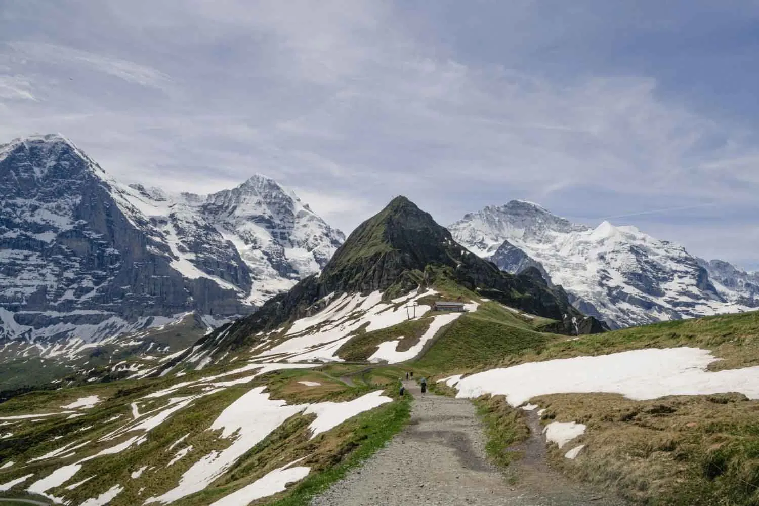 Gli scienziati le chiamano “snow eaters”: così pochi giorni di caldo riescono a far sparire la neve dalle montagne