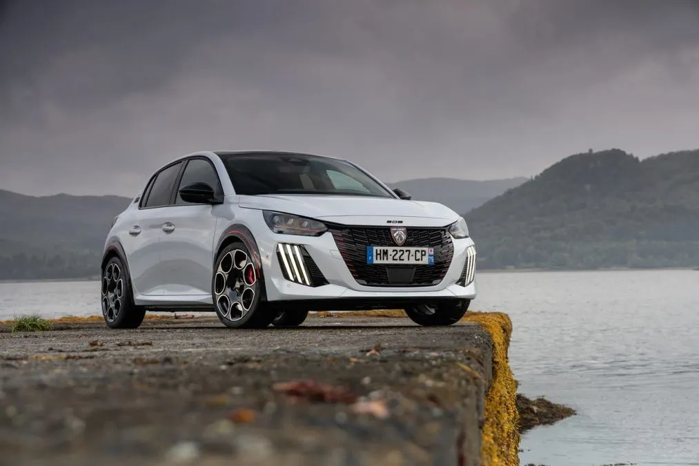 Peugeot E-208 GTi: la piccola hot hatch francese è tornata - HDmotori.it