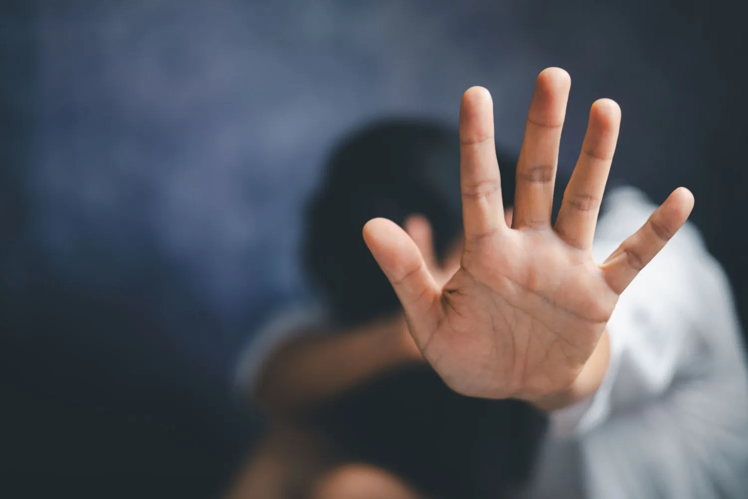 Violenza sulle donne, “chi subisce da piccola è più esposta anche dopo”: il rapporto che indaga sul legame tra infanzia ed età adulta
