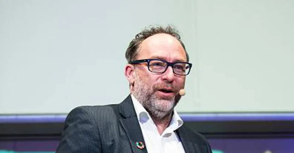 Wikipedia, Jimmy Wales: «L’intelligenza artificiale può aiutare, ma la decisione finale deve rimanere umana»