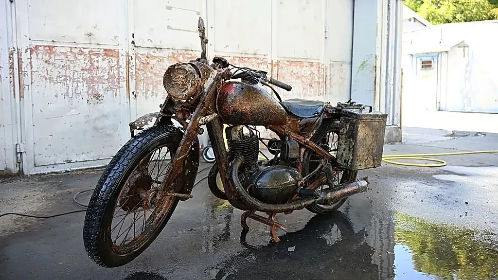 Moto della Wehrmacht riemerge dal Danubio: le immagini la dipingono quasi "nuova" - HDmotori.it