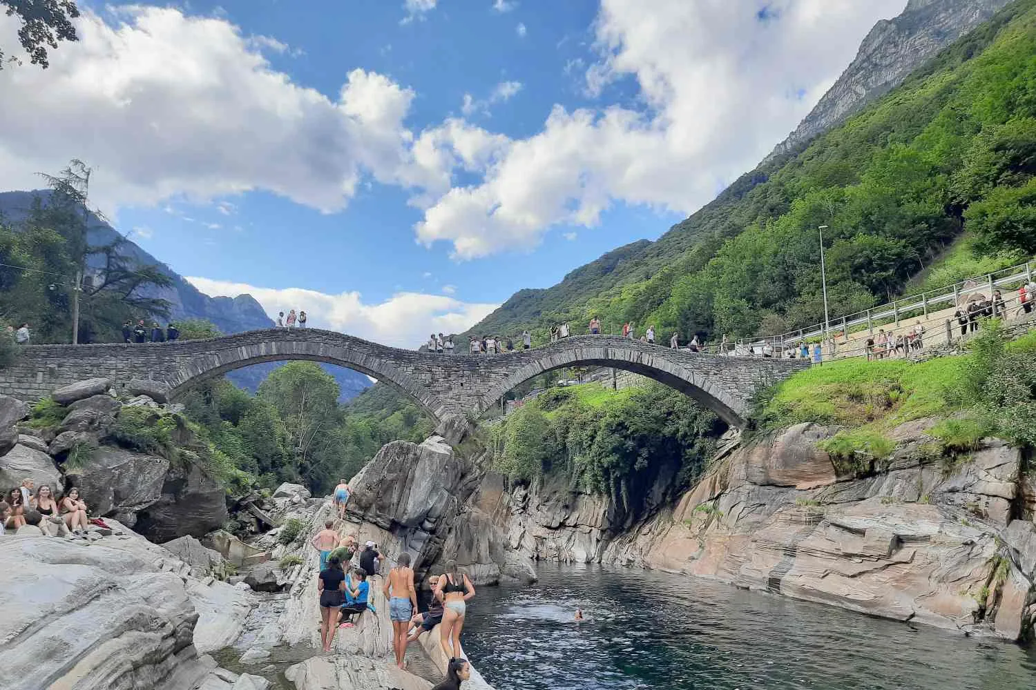 Acque color indaco e piscine naturali: ti porto con me in Val Verzasca sul suo adrenalinico Ponte dei Salti