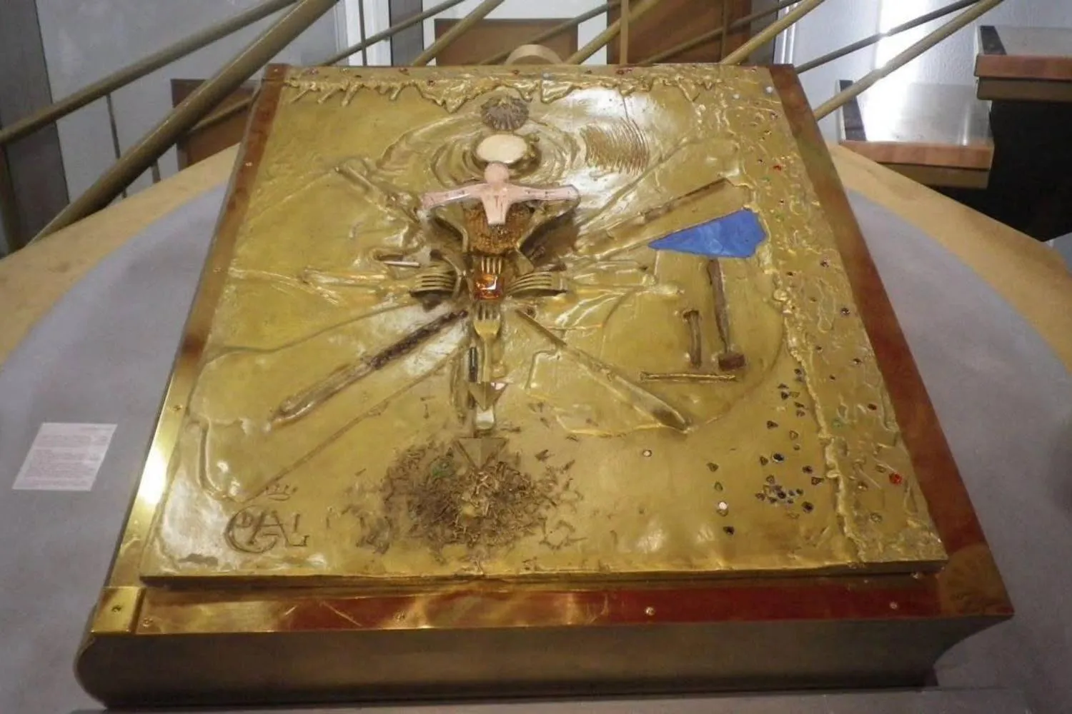 Rubato in Francia uno dei libri più preziosi al mondo (pesante 210 kg): sparito da un museo “L’Apocalypse” con la copertina di Dalí