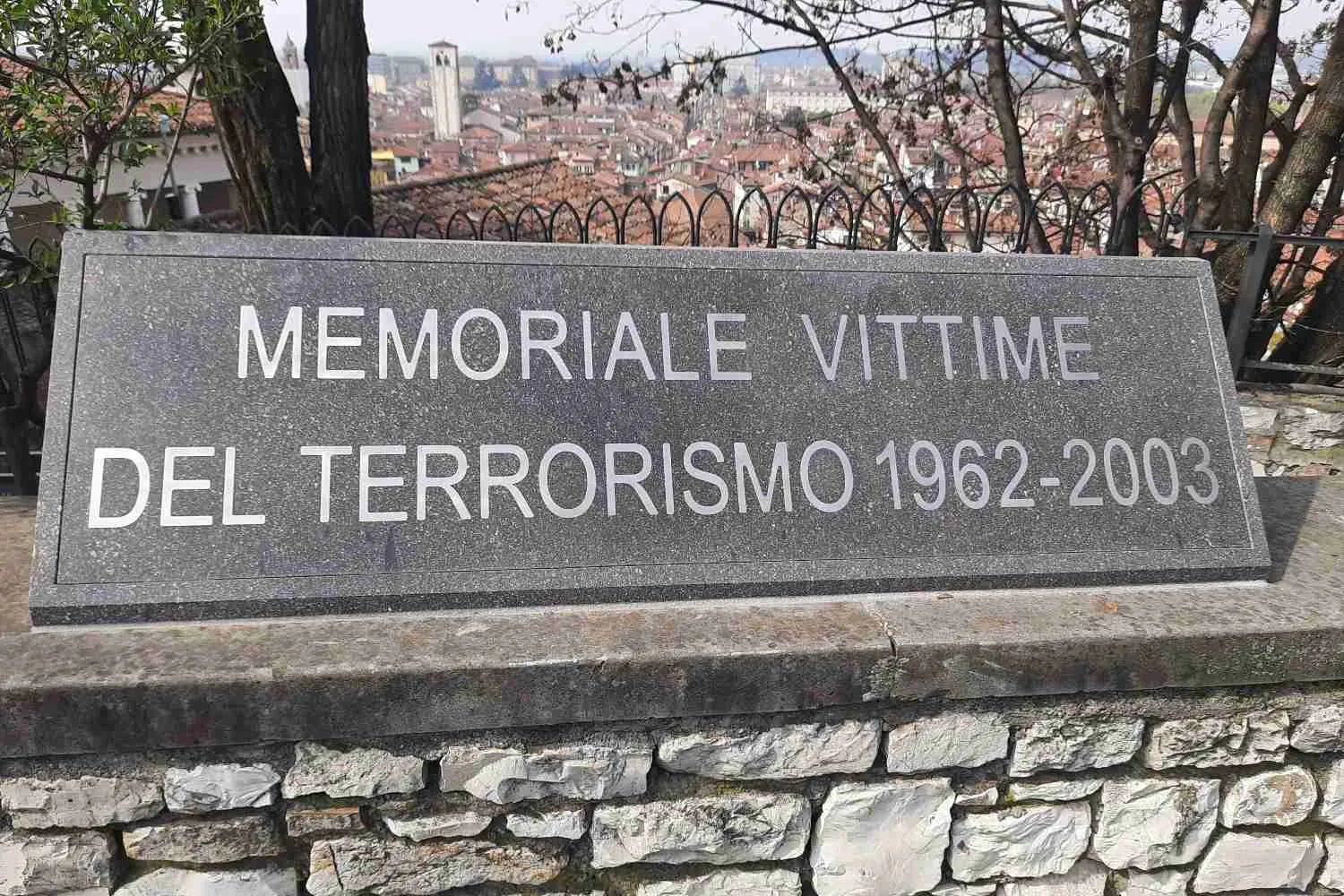 Siamo stati a Brescia e ci siamo emozionati di fronte al Memoriale delle vittime del terrorismo che unisce Piazza della Loggia al maestoso Castello