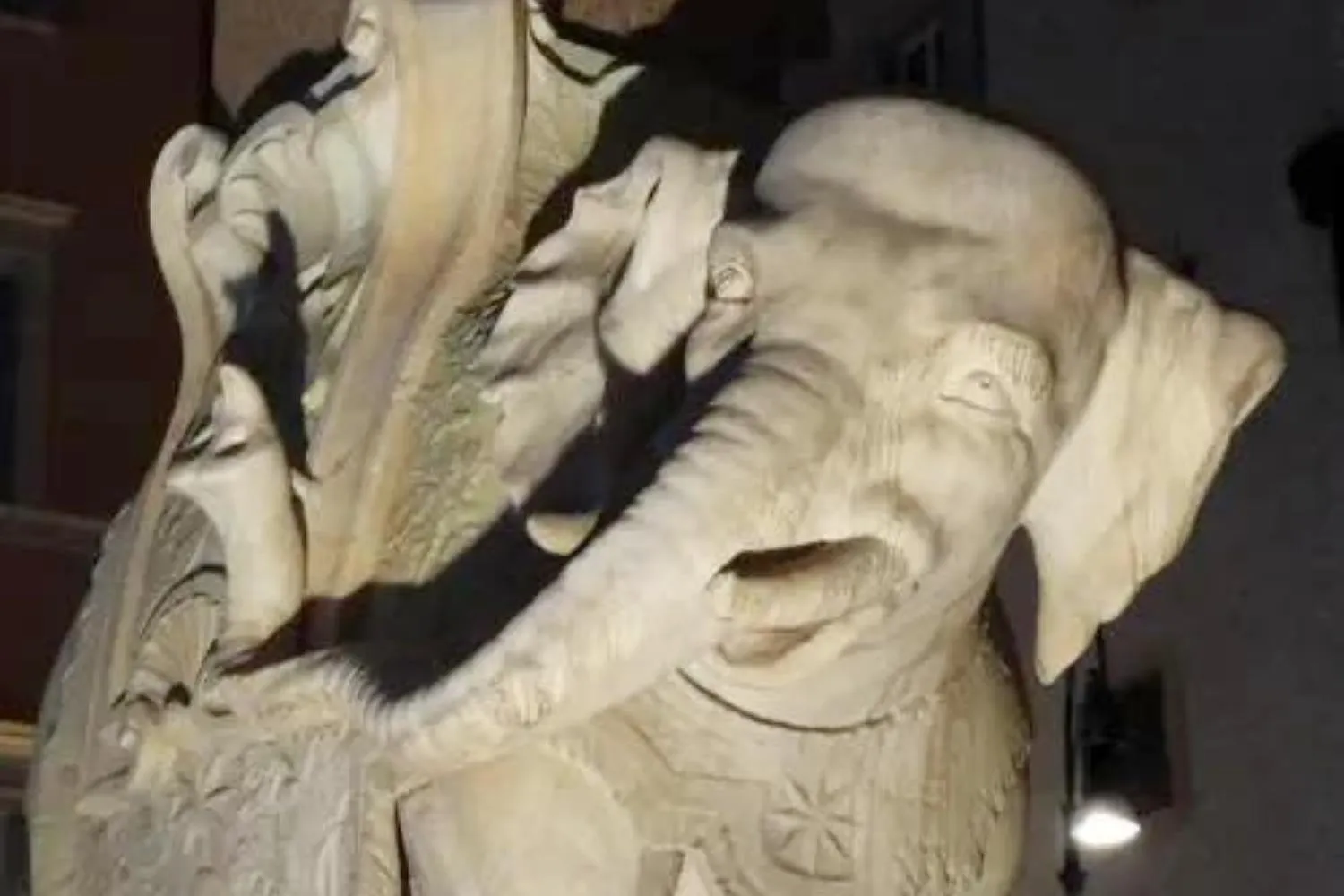 Condannato a 10 mesi e 20 giorni di reclusione il ragazzo che danneggiò la statua dell’Elefante del Bernini a Roma