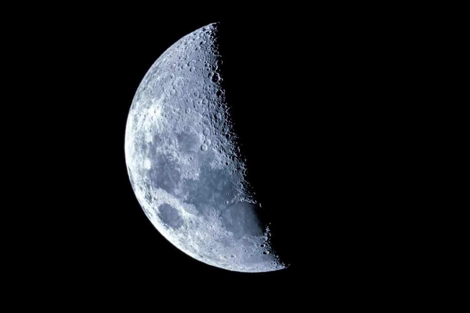 Dimentica i segnali radio, gli scienziati vogliono cercare nella polvere lunare frammenti di tecnologia aliena (e ora hanno capito come fare)