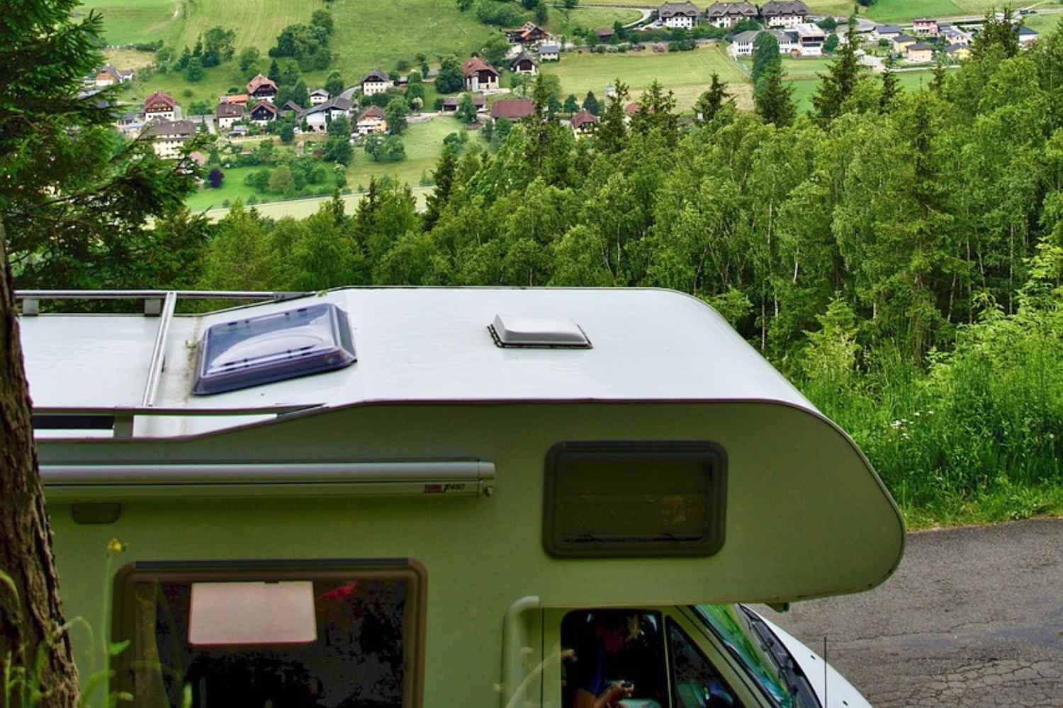 Boom camper e vanlife in Italia: perché sempre più persone scelgono di vivere la libertà su 4 ruote (nonostante i divieti)