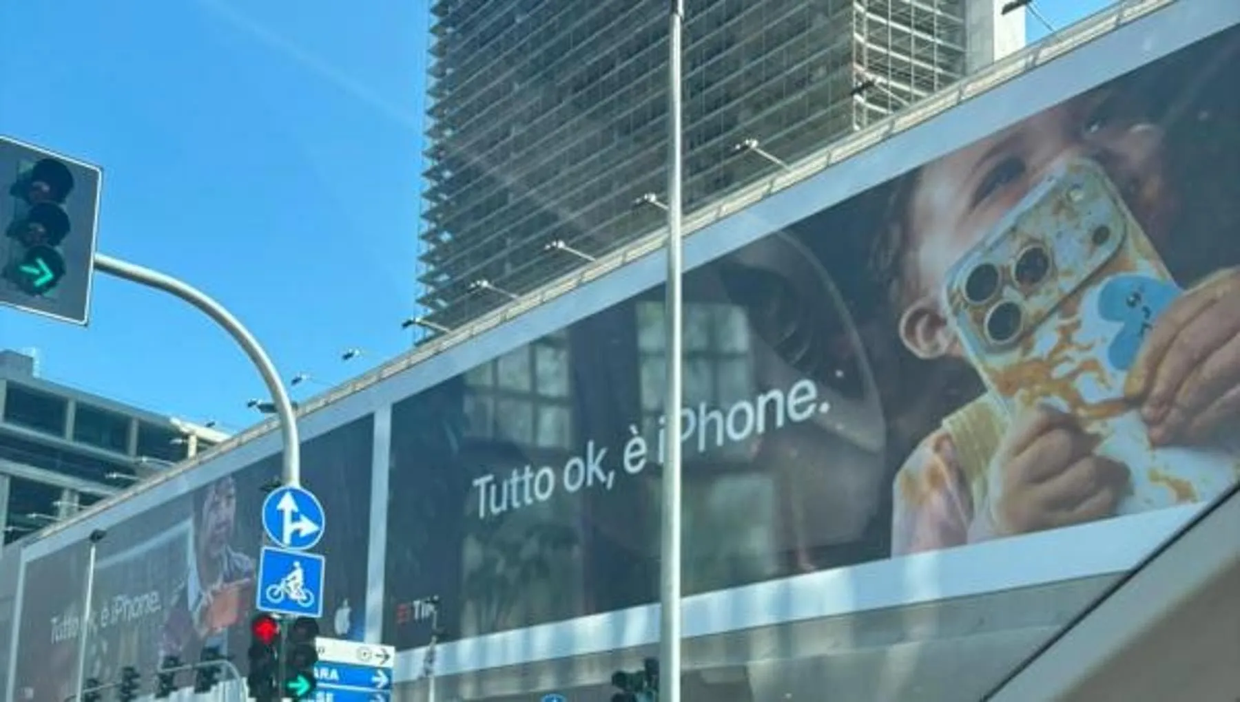 A 2 anni con l’iPhone in mano nella pubblicità? No, non è tutto ok