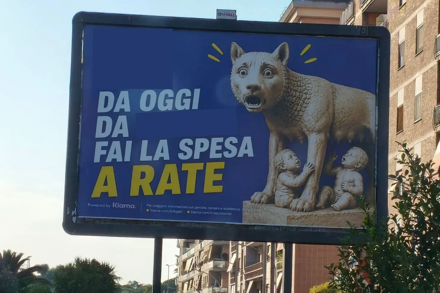 A Roma arriva la spesa a rate: vogliamo davvero chiamare progresso indebitarsi per riempire il frigo?