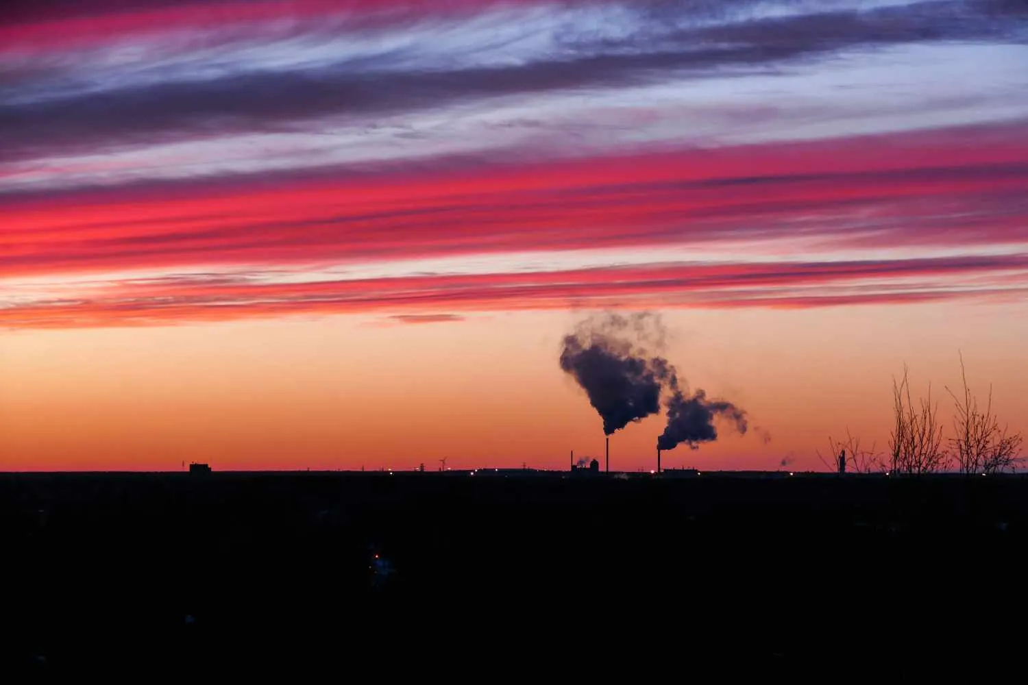 CO₂, l’Ue allenta la stretta: più quote di emissioni gratis alle industrie (e gli obiettivi climatici sono sempre più lontani)