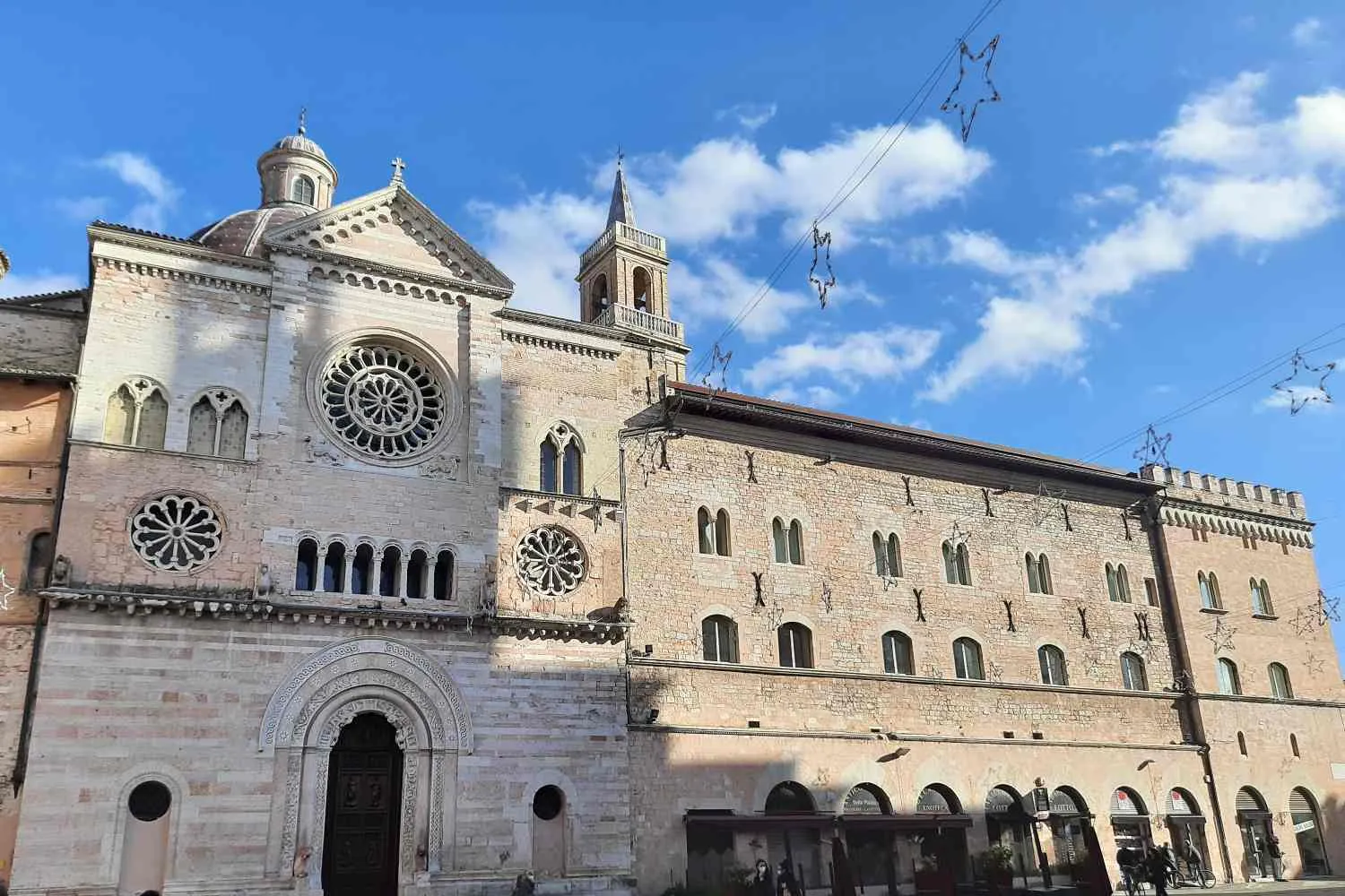 Siamo stati al "centro del mondo": cosa vedere a Foligno, la città umbra dove venne stampata la prima “Divina Commedia”