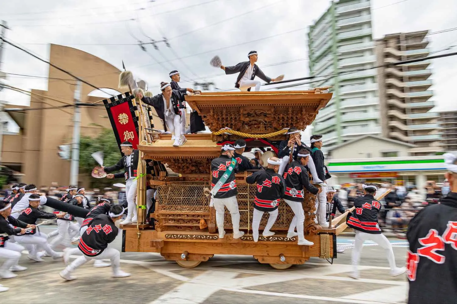 In Giappone c'è un festival dove i carri da 4 tonnellate vengono lanciati a tutta velocità, senza freni: ecco cosa succede